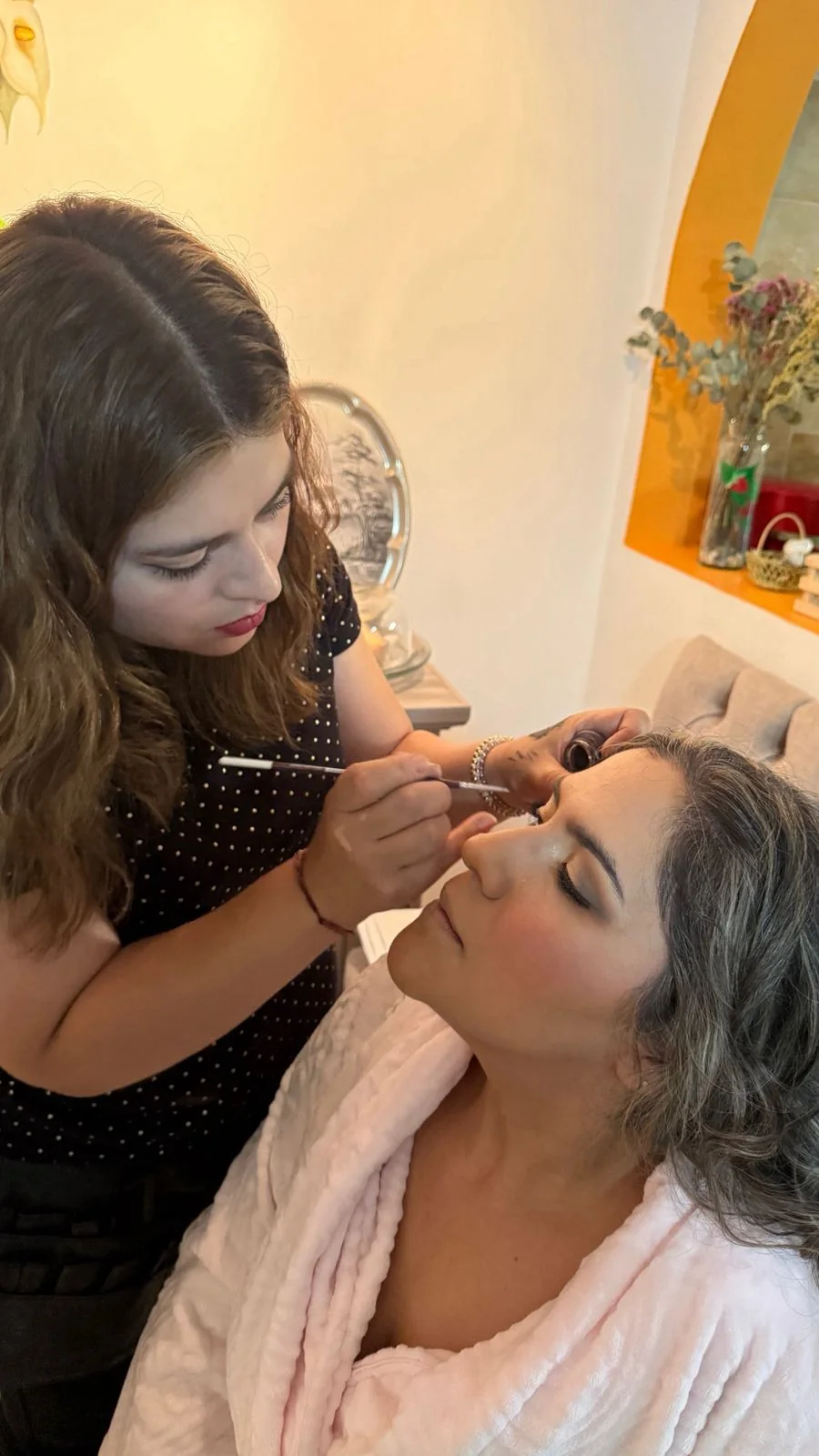 Gaby maquillando a una clienta antes de su evento