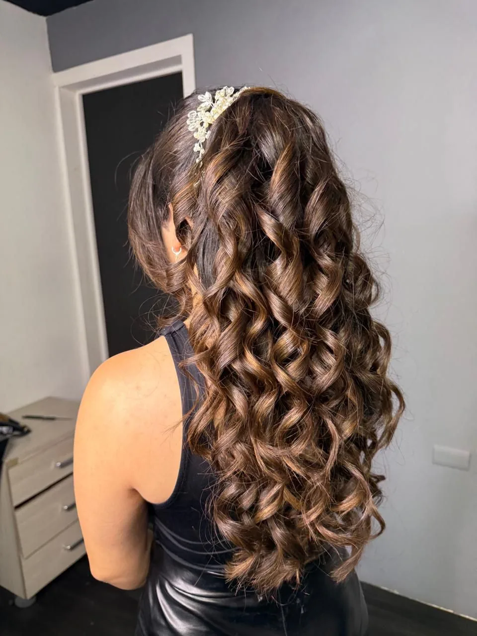 Ondas largas con reflejos y tocado de cristales