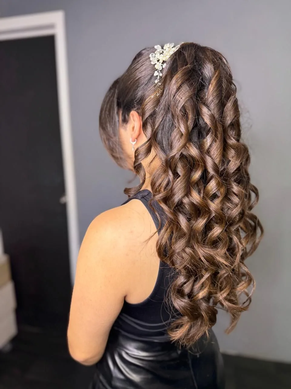 Cabello largo con ondas definidas y tocado de cristales