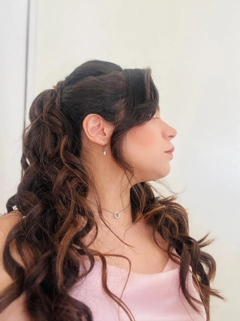 Semirrecogido romántico con ondas suaves