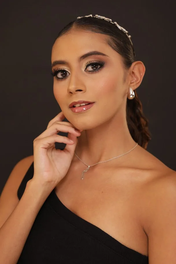 Maquillaje luminoso y piel natural en un retrato de belleza